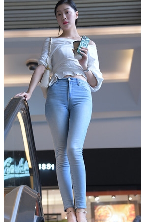 高挑的紧牛美女【套图+视频】