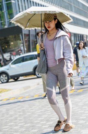 茫茫人海中，穿健美裤的姑娘最魅力