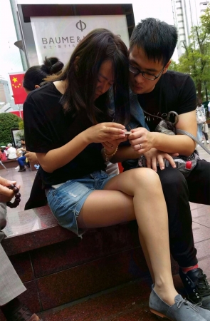 牛仔热裤裸腿美眉