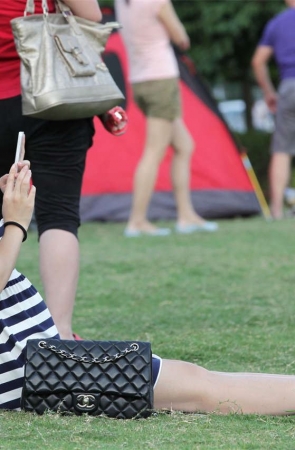 No1479 美女好脚不给多看，还没拍到脚底鞋已穿上