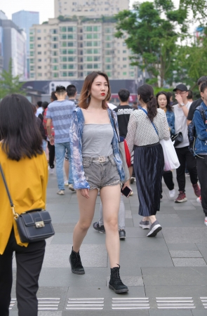 高腰热裤，肉肉的大白腿