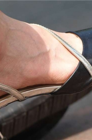 4K – 这是一双饱经风霜的美足 [4.79 GB/MOV]