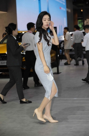 【街拍心灵】奥迪展厅礼仪肉丝尖头街拍高跟掉鞋