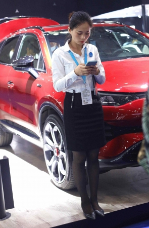 街拍黑丝高跟OL