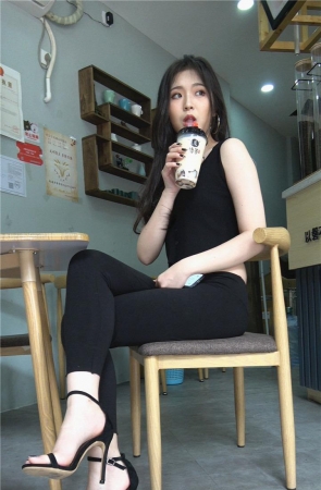 极品黑色瑜伽裤小姐姐4K原版模拍视频MJ166[7.7G]