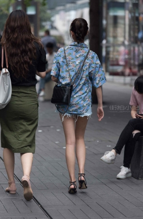 街拍麻花辫小姐姐