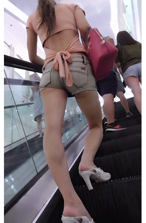 灰色热裤小姐姐