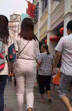 紧身白裤圆臀美少女