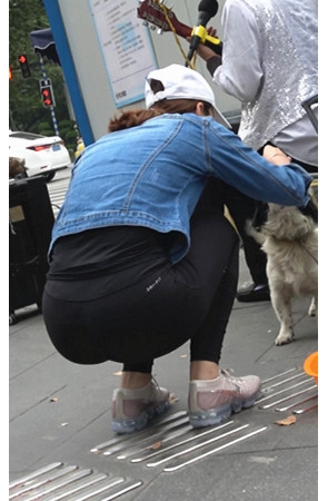 黑色紧身瑜伽裤美女