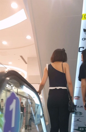 买衣服的黑色紧身裤饱满圆润翘臀长腿美女