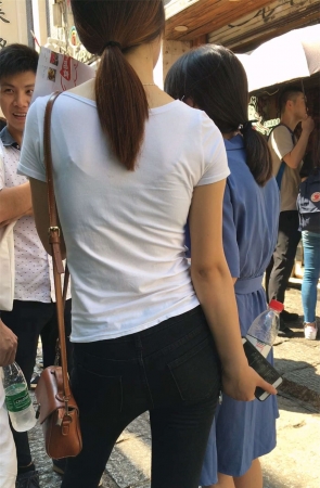 身材很好的牛仔裤靓女