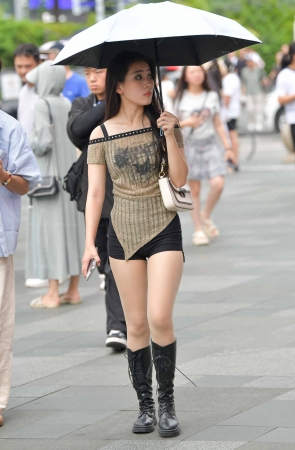 25429-6=43√热裤，肉丝，长靴小姐姐 10P