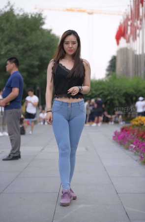 搭讪街拍超紧绷的牛仔小姐姐