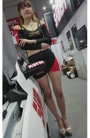 青涩的包臀裙车模美女