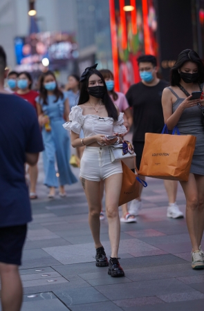 紧身热裤月牙美女