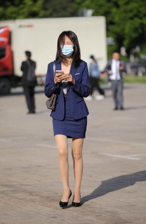 蓝色职业装肉 丝美tui高 跟销 shou去上班