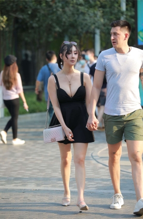 玻璃街拍作品 – 玩跷跷板的性感女友