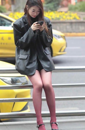 诱惑街拍丝袜高跟少妇-15P