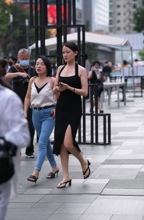 性感的黑色紧身连体包臀裙美女