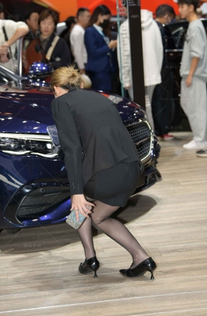 在直播卖大奔的主播~