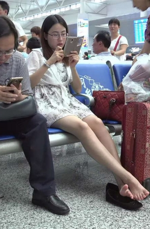 看一双女孩嫩足如何把鞋玩弄于脚掌之间