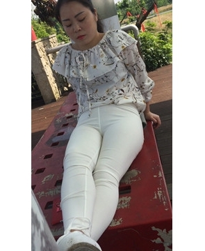 紧身白裤白鞋风韵美少妇模拍 [628 MB]