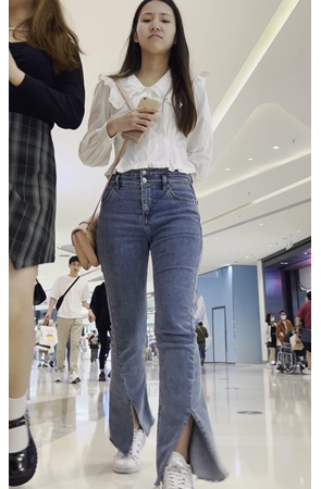 气质蓝色牛仔美女