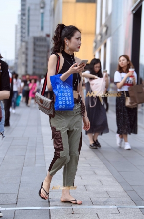 低调性感的露背装