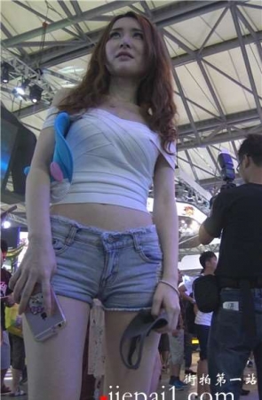 4k-颜值颇高的长腿牛仔热裤美女，热心的服务 [2.79 GB]