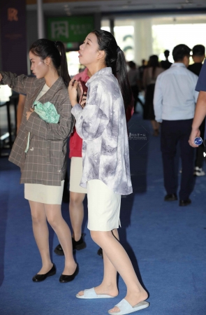 【街拍心灵】车展礼仪肉丝街拍美腿拖鞋歇歇