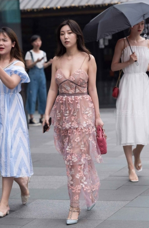 性感吊带裙低胸女神