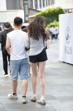 街拍苗条光滑丝腿小女友