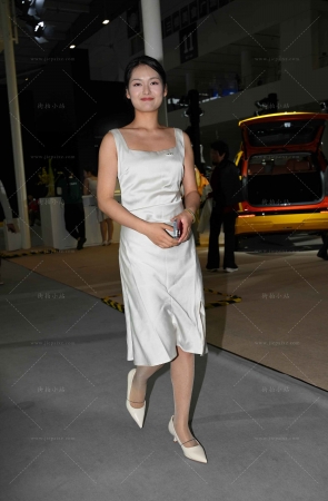 搭讪白裙肉色丝小姐姐