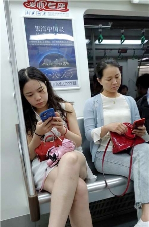 地铁上的大白腿气质靓女 [756 MB/mp4]