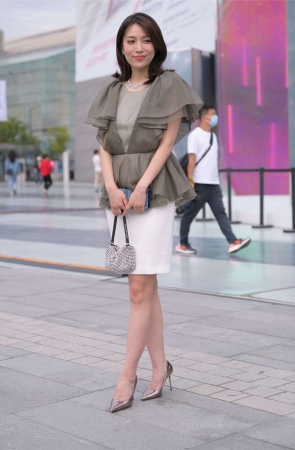 视觉冲击街拍作品 – 美腿美足的高层女主管