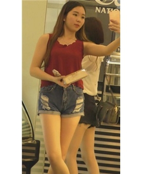 超短牛仔热裤妹子买面包不忘来个自拍 [834 MB]