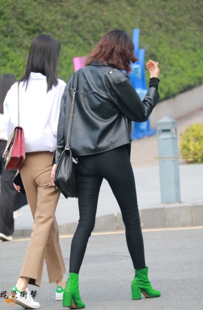 身材高挑 长腿黑色紧身裤