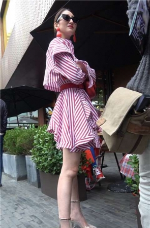 4K – 街拍性感条纹裙高跟鞋美女姐姐 [1.05 GB/MP4]