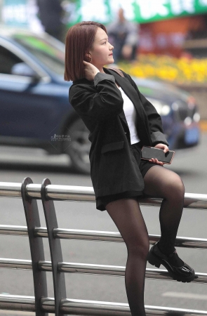 黑丝街拍少妇
