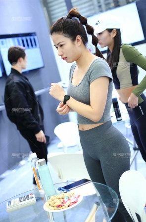 灰色紧身运动裤麻花辫美女