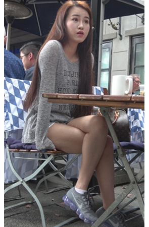 喝下午茶的长发小姐姐