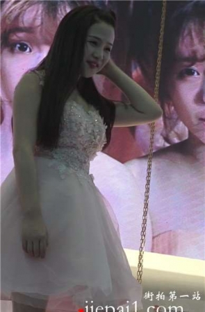 舞台上粉嘟嘟的公主裙萌妹子