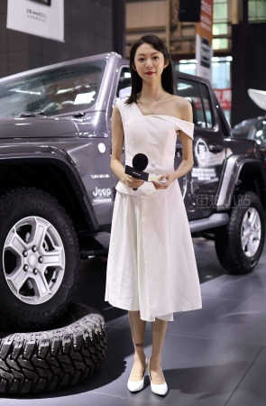 落落大方白裙美女主持