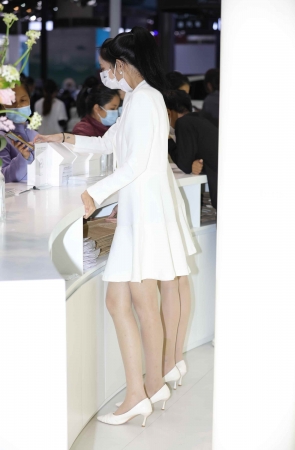 【街拍心灵】车展前台礼仪超薄街拍肉丝白制服高跟