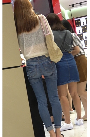 商场里的牛仔妹子 [1.1G/MP4]