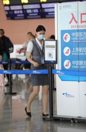【街拍心灵】地勤街拍小姐姐肉丝美腿制服