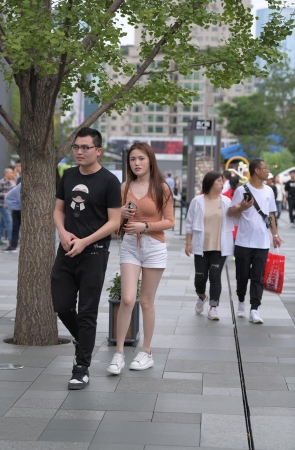 大白腿，白热裤