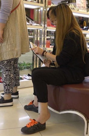 试鞋的黄头发妹子