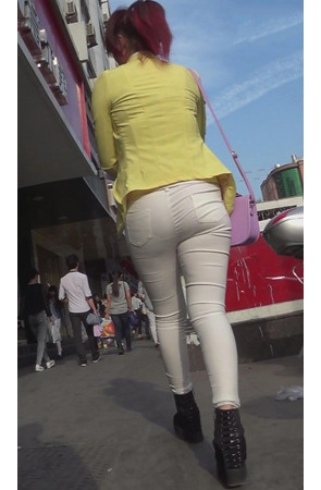 黄衣白裤红发妹子