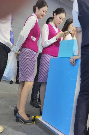 4K视频空姐展会南航空姐肉丝美腿形象身材很赞